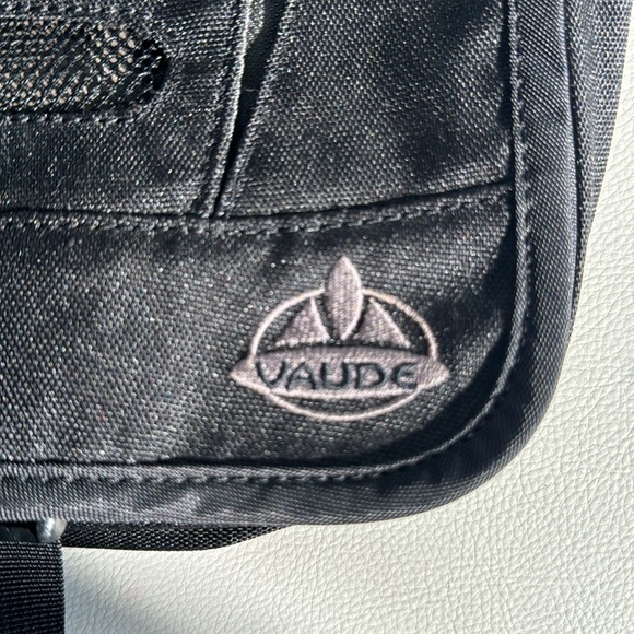 Vaude cross body bag, multi pocket, secure, small adjustable - Picture 2 of 11